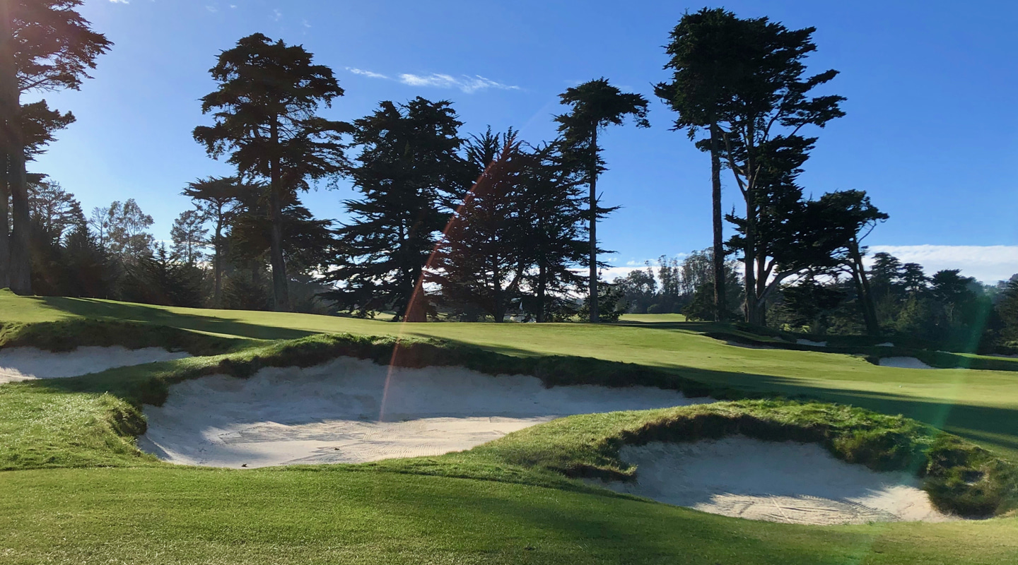 Bunkers short left deceive on the approach