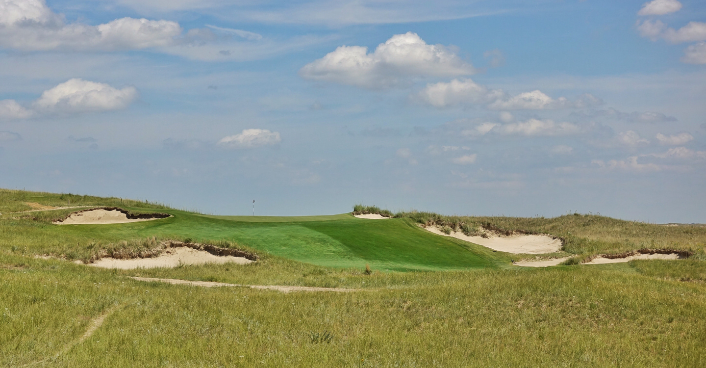 The green sits at an awkward angle to the tee The green sits at an awkward angle to the tee