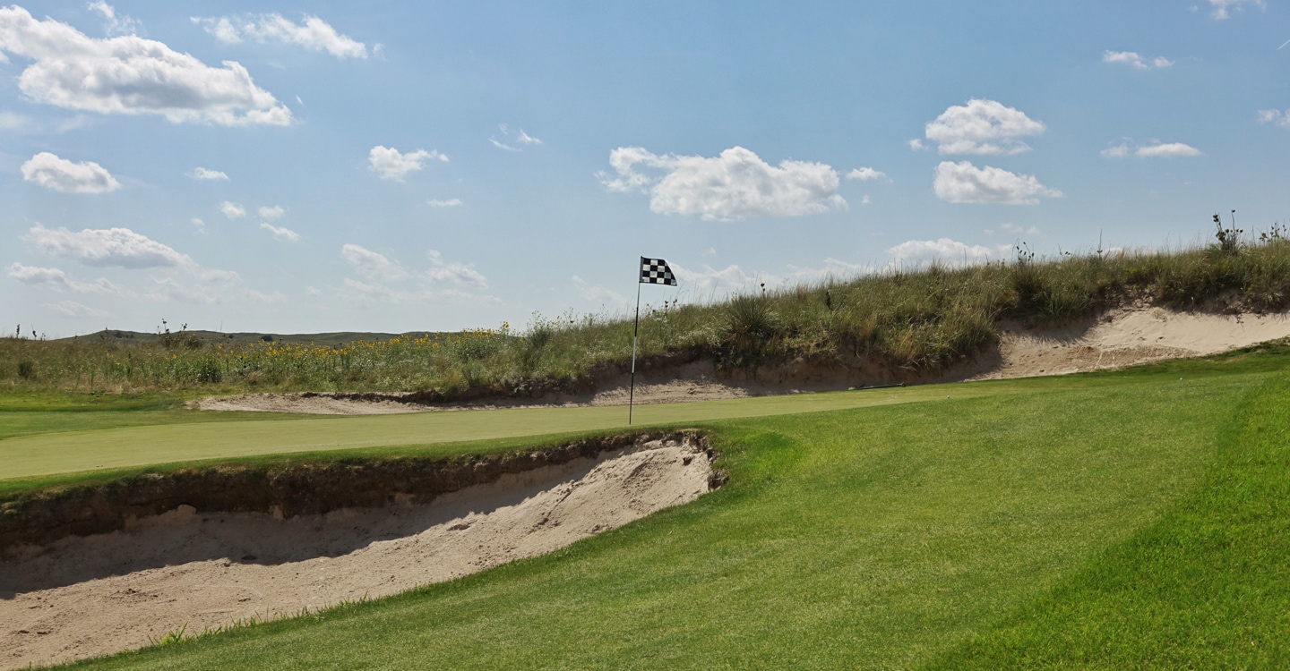 The putting surface is heavily canted from back to front The putting surface is heavily canted from back to front