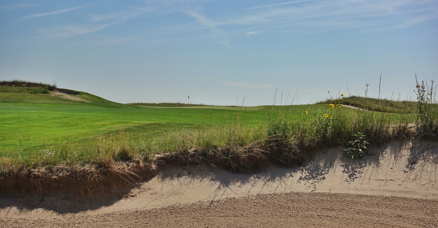 Approaching from the right allows for pin seeking Approaching from the right allows for pin seeking