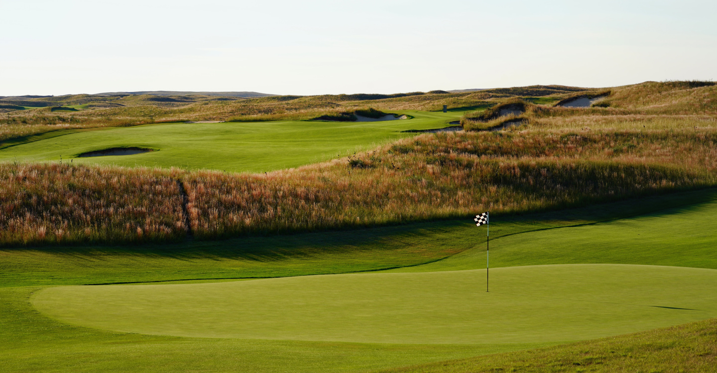 The putting surface is a small table-top with a slope falling away right The putting surface is a small table-top with a slope falling away right