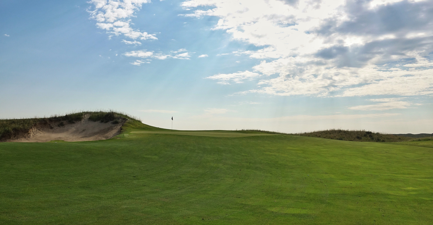 Chips or putts up the steep slope right are ticklish Chips or putts up the steep slope right are ticklish