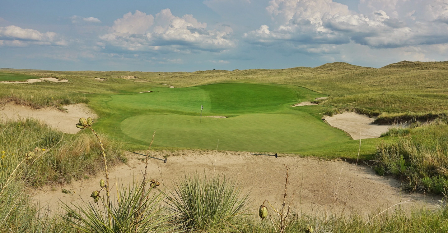 Side slopes can be used to feed the ball Side slopes can be used to feed the ball