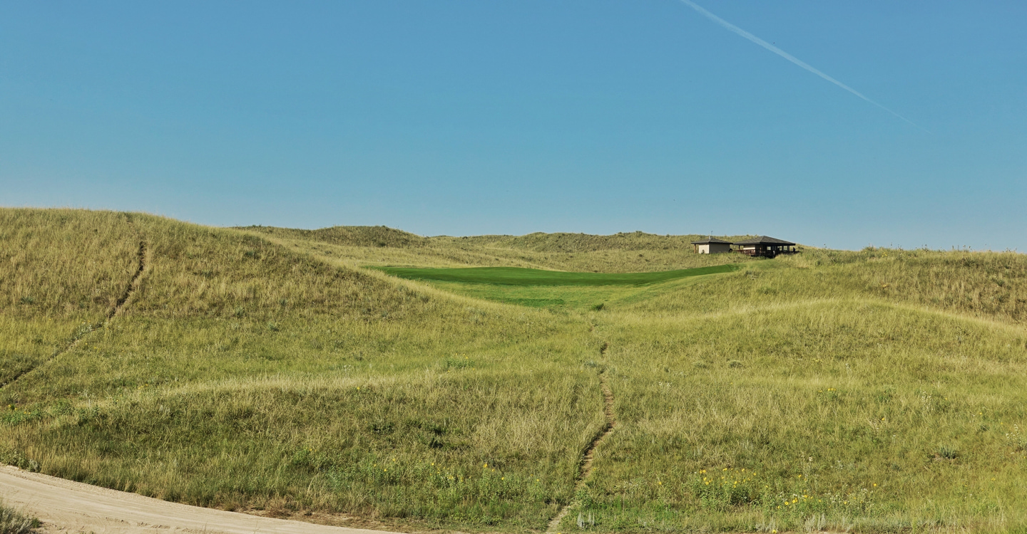 The drive is semi-blind to a fairway swinging right The drive is semi-blind to a fairway swinging right