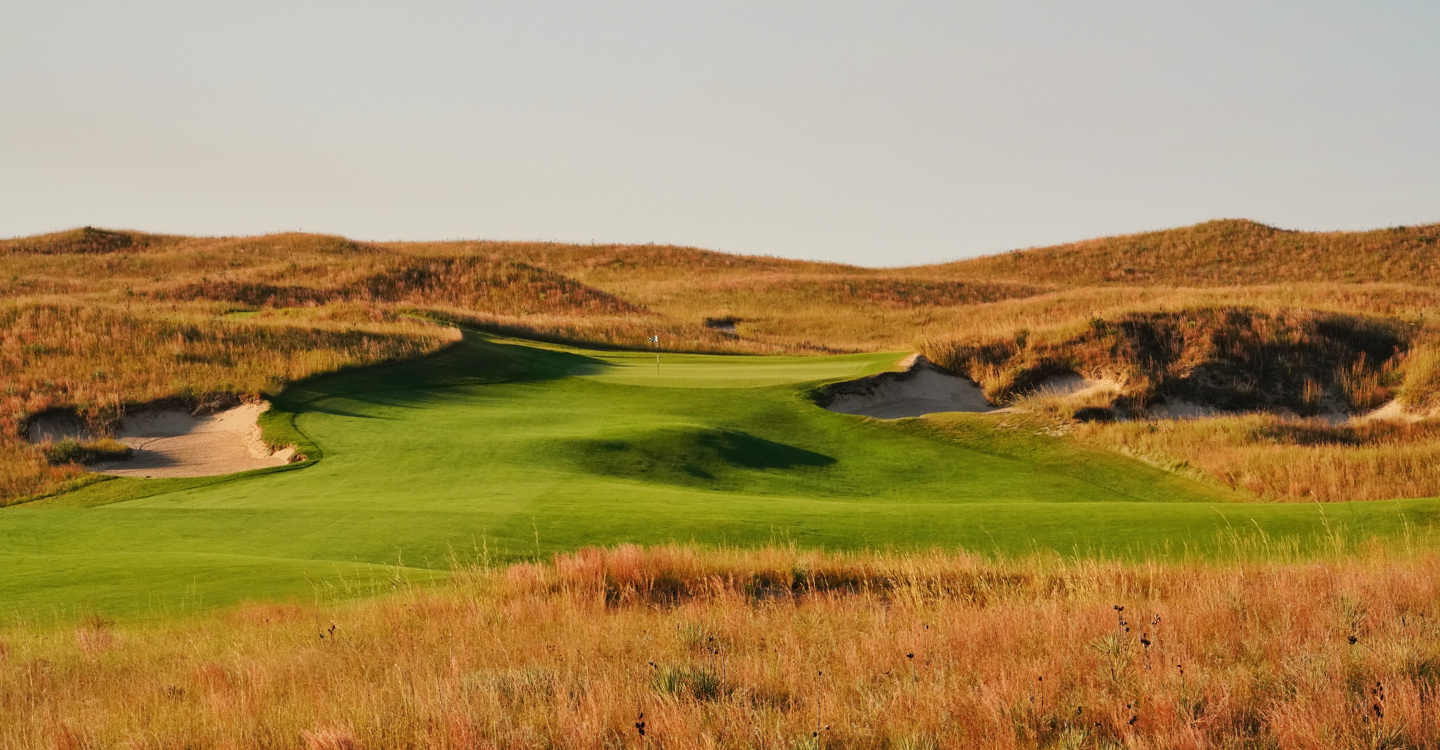 The approach from the right gives a good look at the perched green The approach from the right gives a good look at the perched green