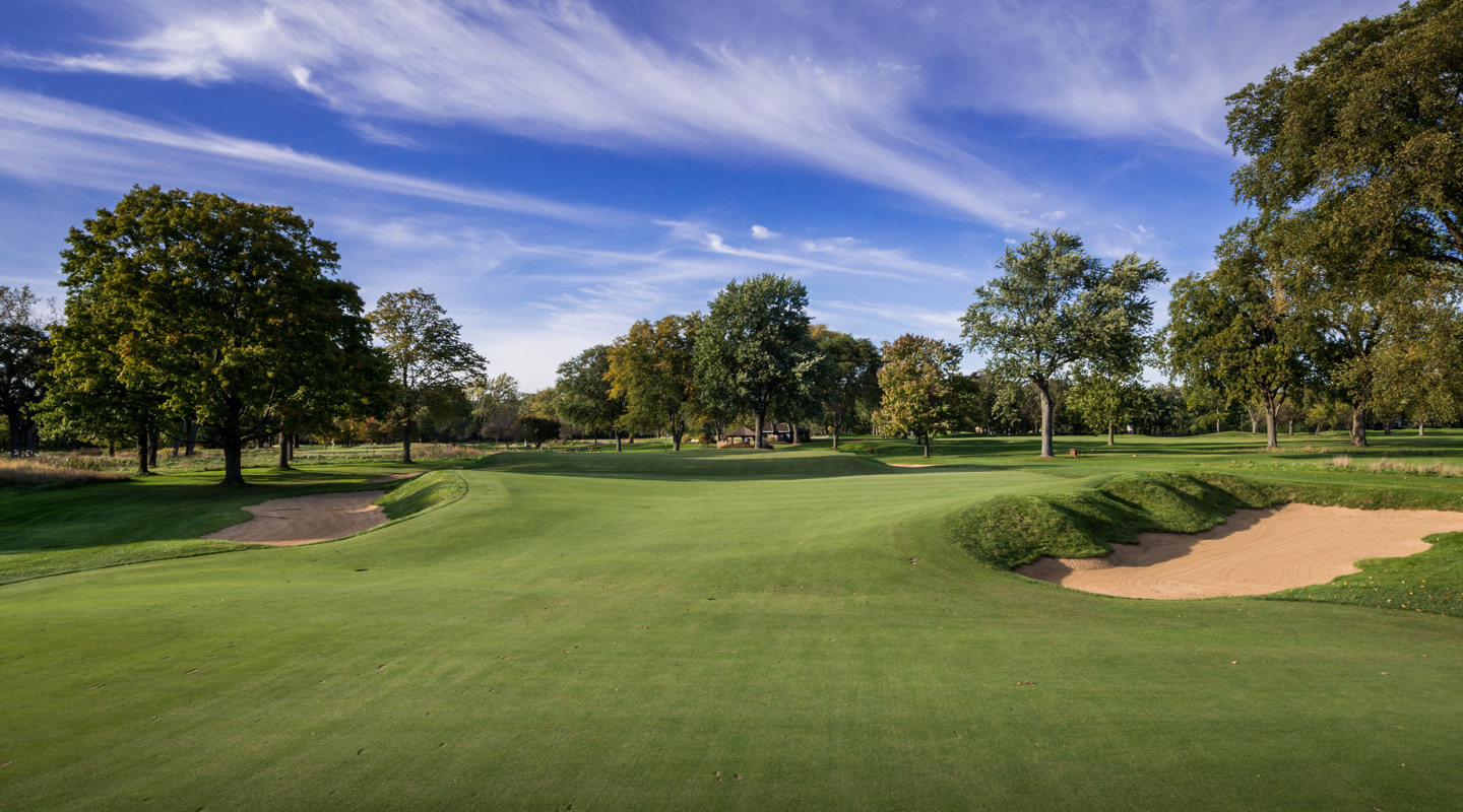 Bunkers and fairway contours short of the 4th green Bunkers and fairway contours short of the 4th green